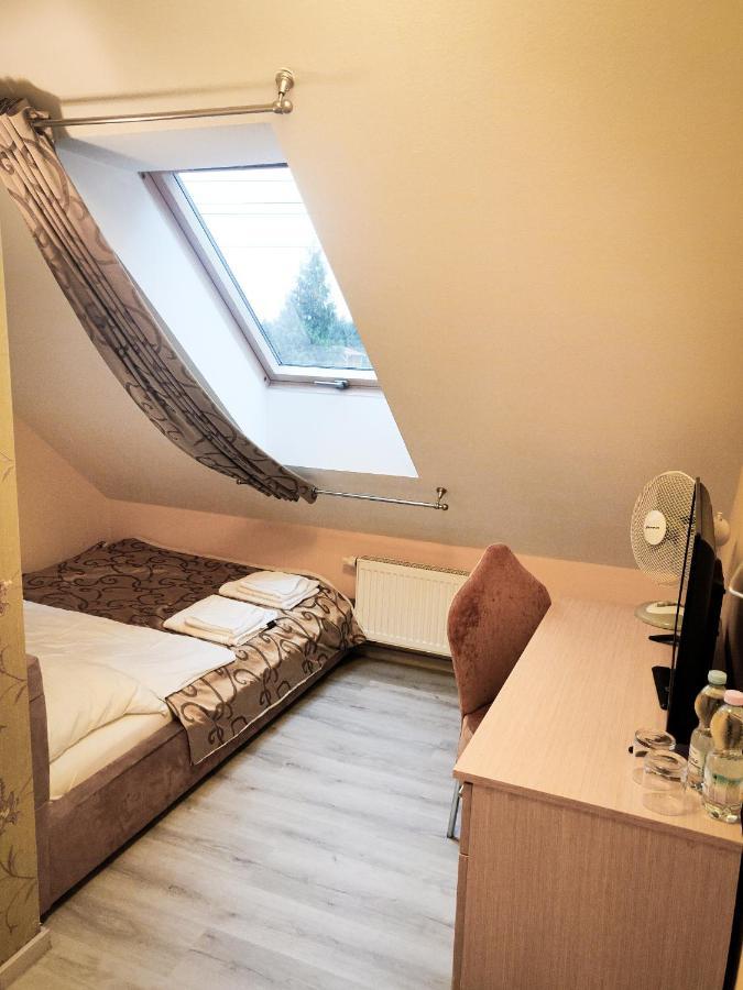Dom Weselny Pod Kasztanem Hotel Luban Exterior photo